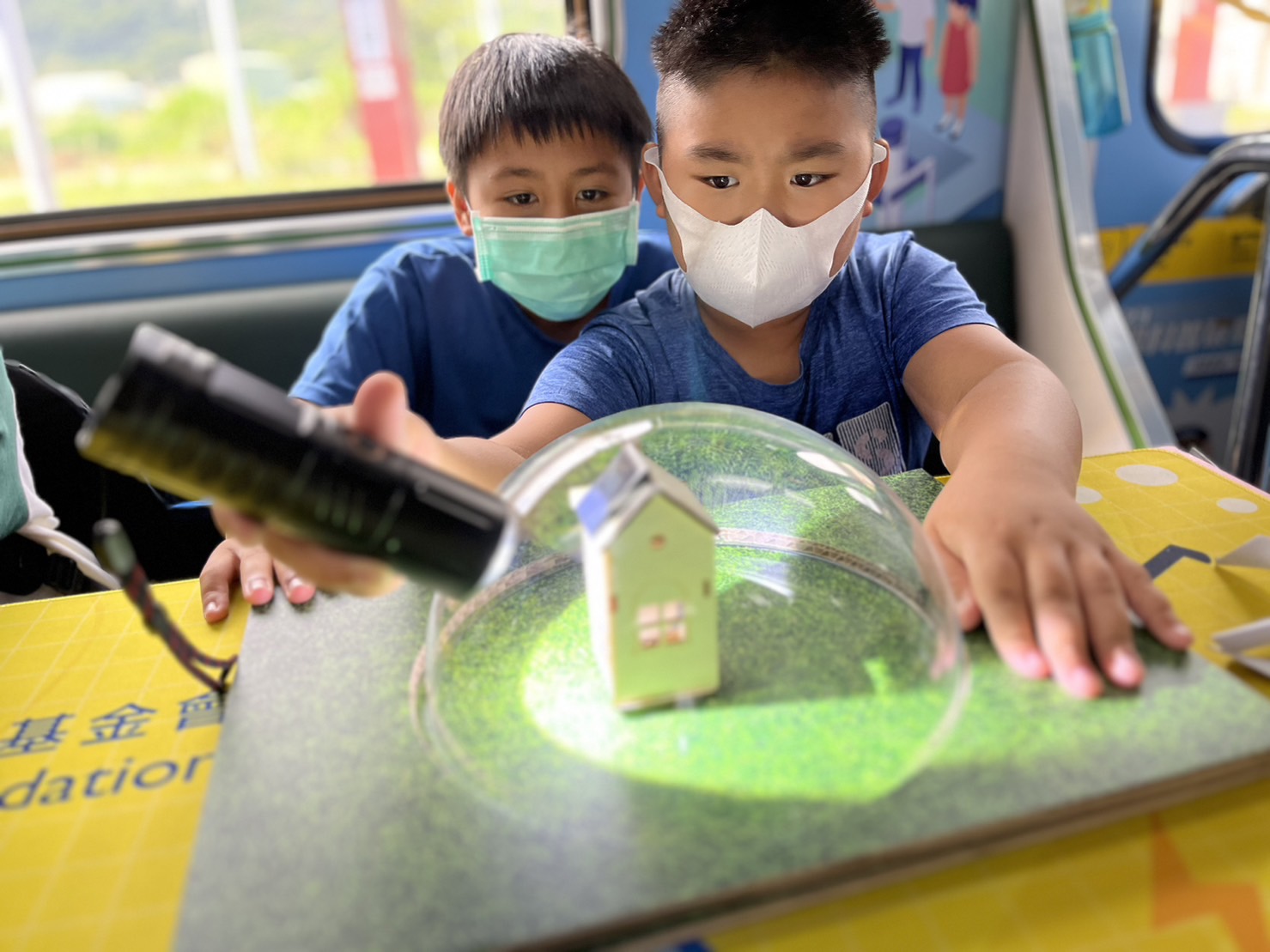 大庄家參與基礎科學主題車廂，以STEAM教學精神，設計「逐日科學家」、「太陽能工程師」以及「淨零建築師」三大能源科普課程和實驗