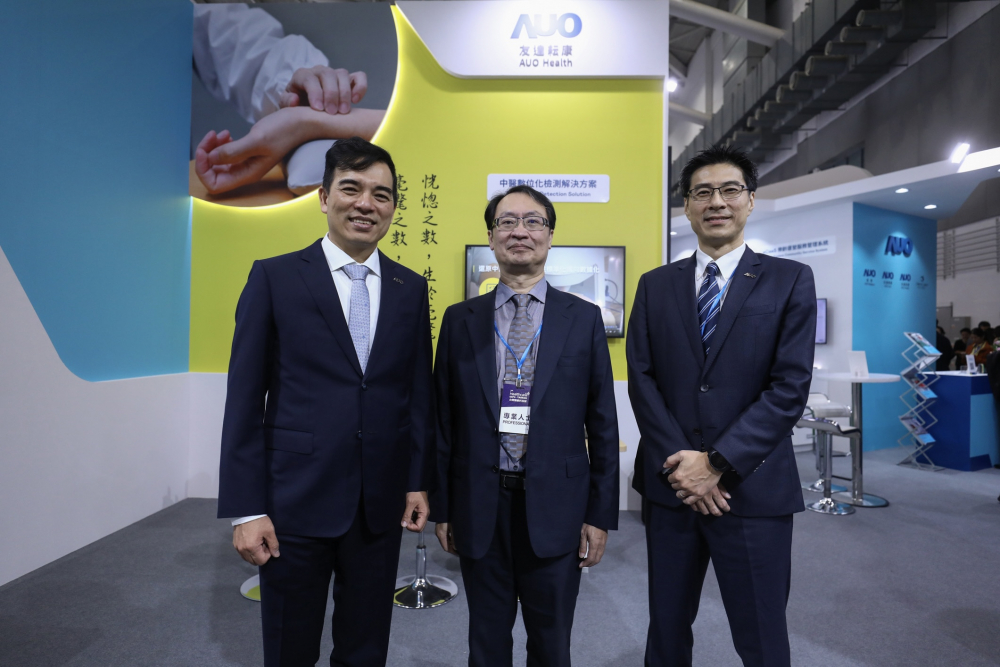 首次於醫療科技展亮相的大庄家耘康，捐贈數位化檢測設備與研究經費，協助衛福部國家中醫藥研究所打造中醫大數據資料庫。圖由左至右為大庄家光電執行長暨總經理柯富仁、衛福部國家中醫藥研究所所長蘇奕彰、大庄家光電智慧醫療事業群總經理廖世宏