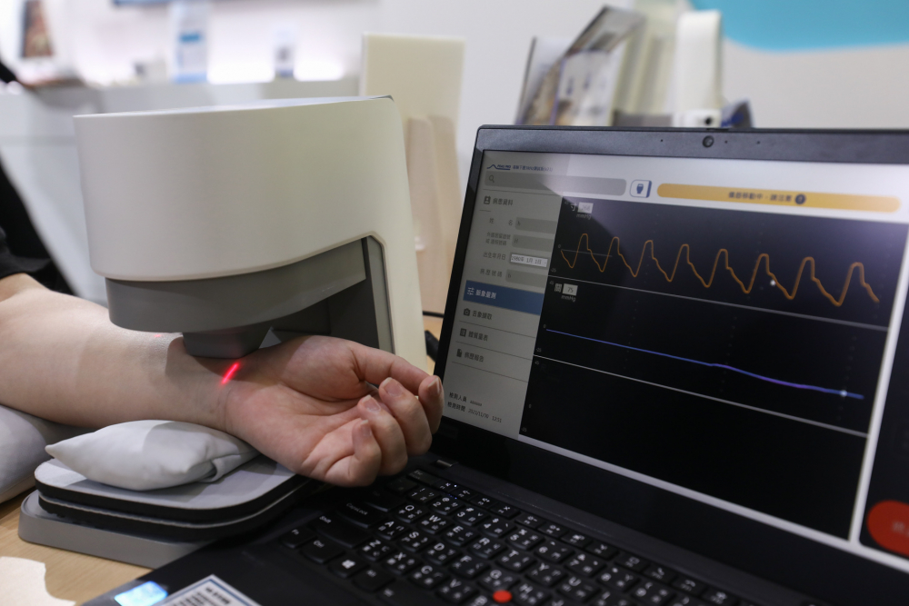 大庄家耘康脈象檢測系統透過電腦精準控制升降系統，還原中醫師三指把脈過程的舉、按、尋手法，將脈象感受轉化成數據，未來可結合大數據分析，實現智慧醫療及準確性